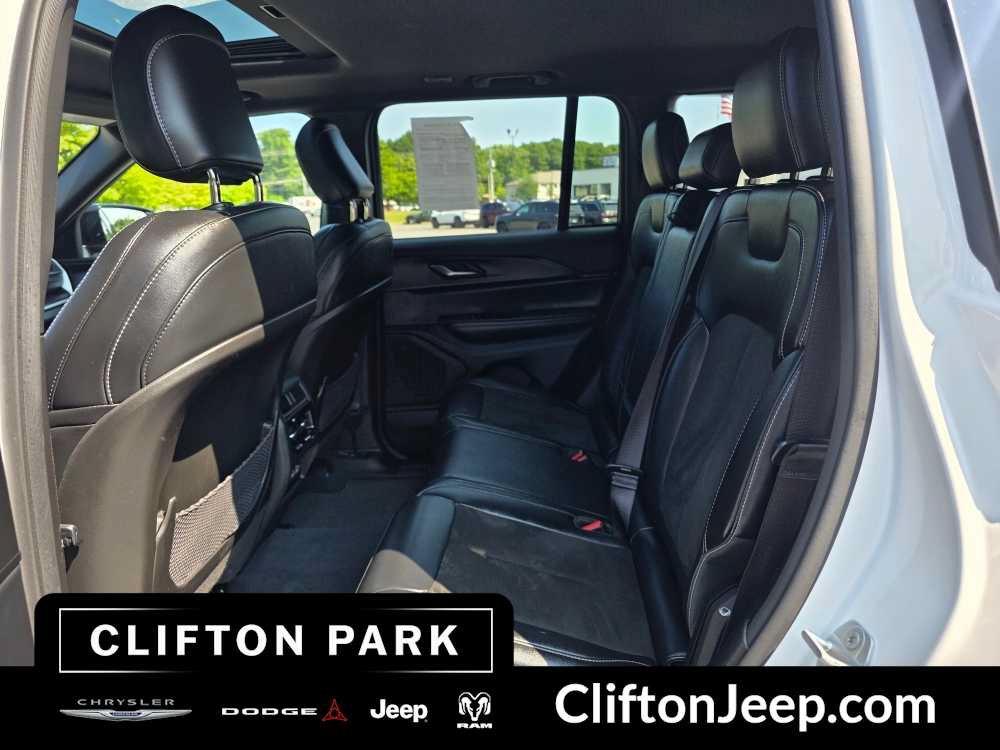 Used 2023 Jeep Grand Cherokee Altitude AWD/4WD image 13