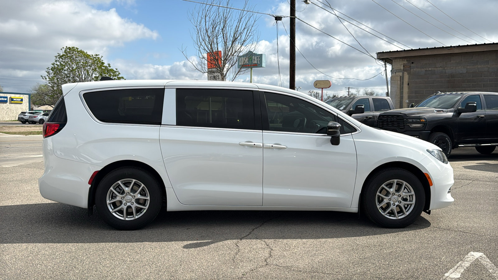 New 2026 Chrysler Voyager LX image 4