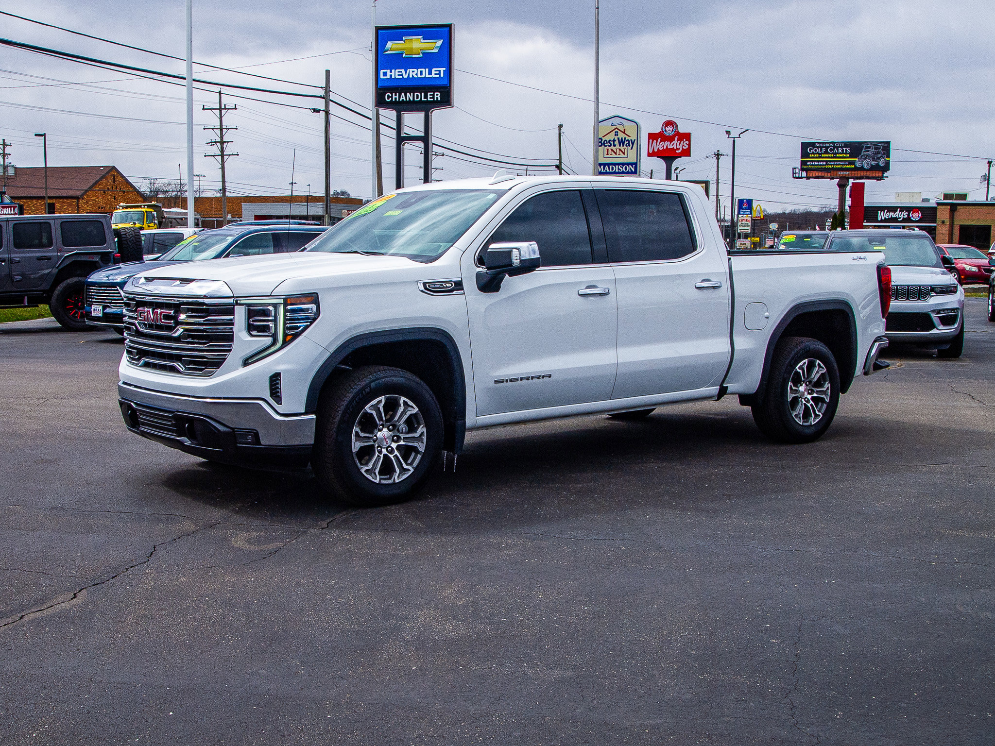 Used 2025 GMC Sierra 1500 SLT image 3