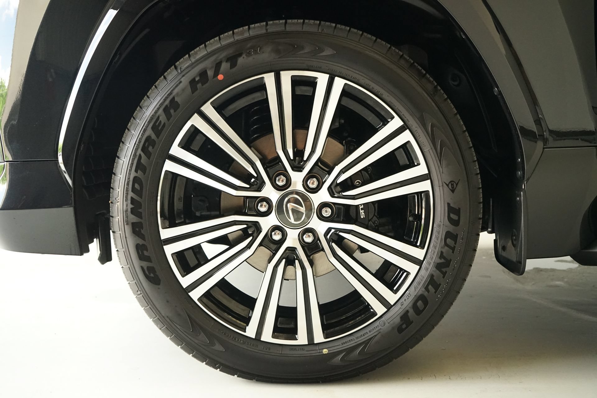 Used 2026 Lexus LX 600 4WD w/ Appearance Package image 39