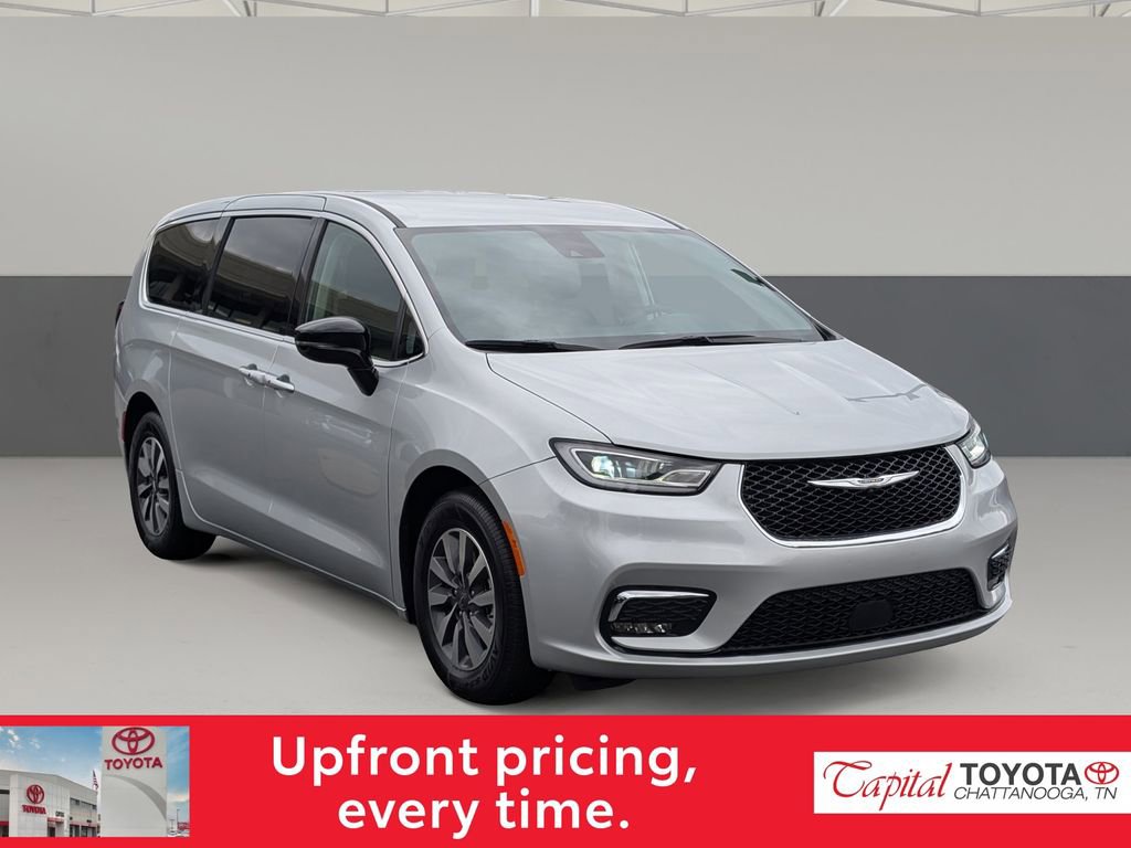 Used 2024 Chrysler Pacifica Select image 1