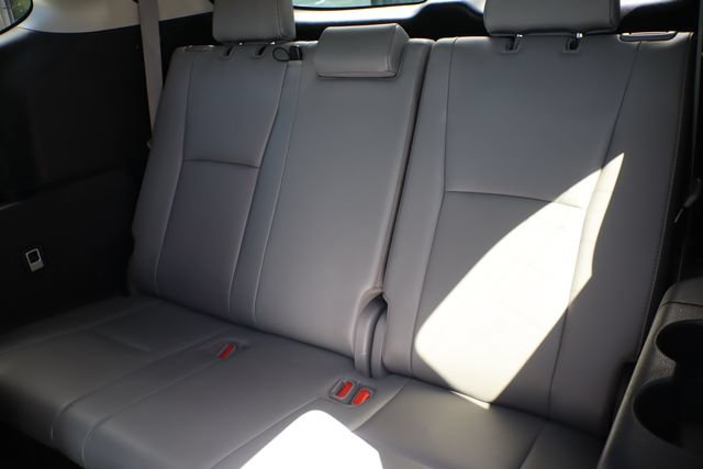 Used 2020 Toyota Highlander Limited FWD image 18