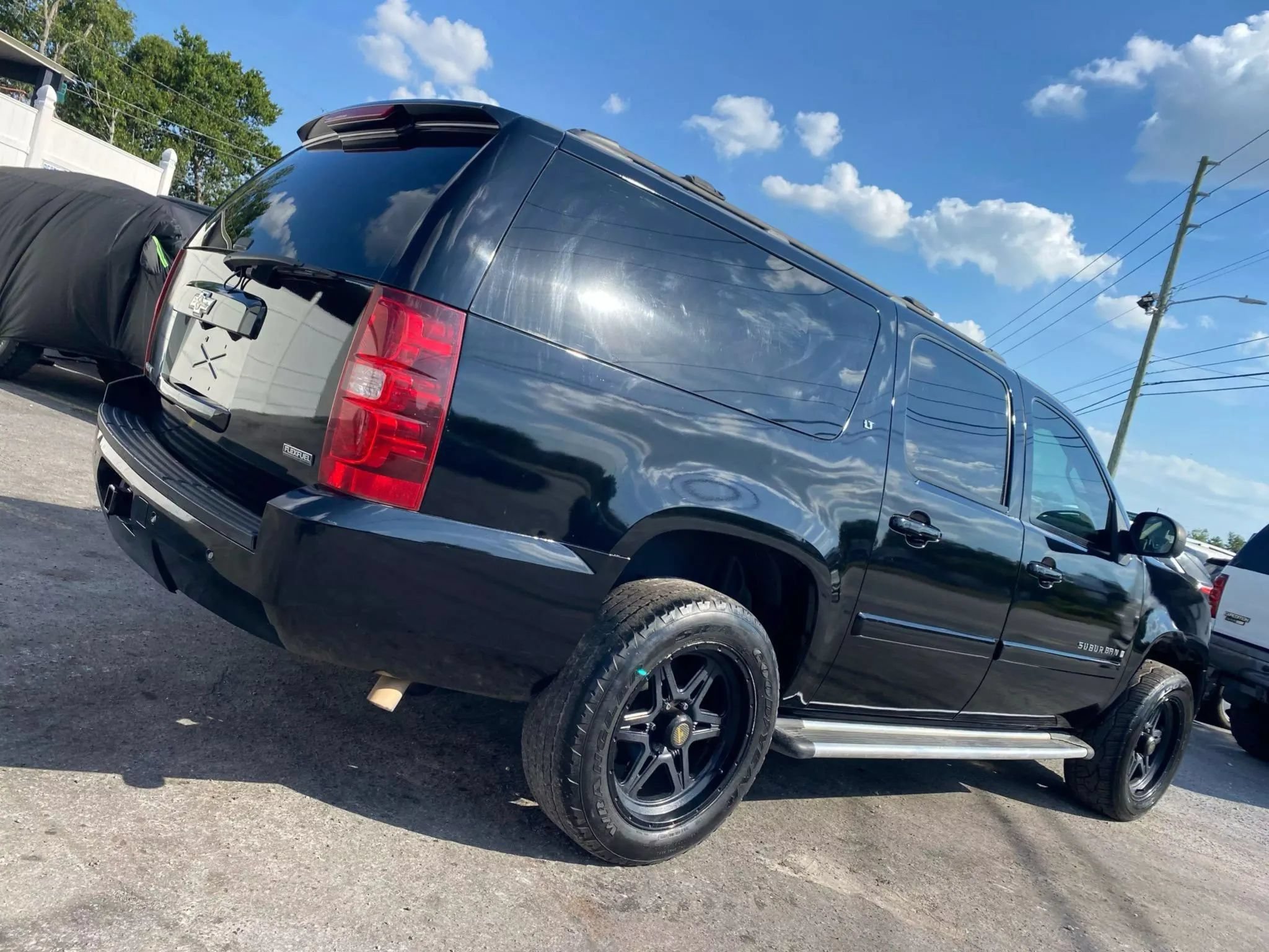 Used 2007 Chevrolet Suburban LT w/ LT Preferred Equipment Group AWD/4WD image 3