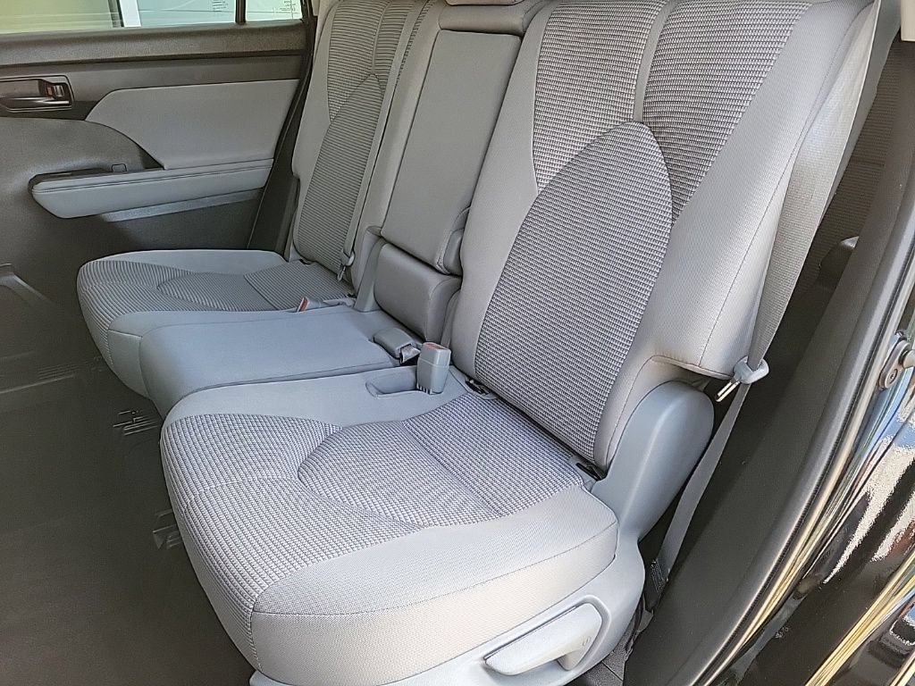 Used 2022 Toyota Highlander LE AWD/4WD image 12