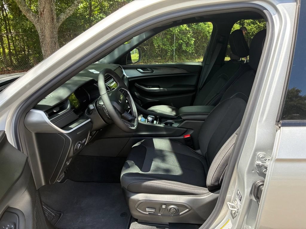 New 2026 Jeep Grand Cherokee Laredo X RWD image 10