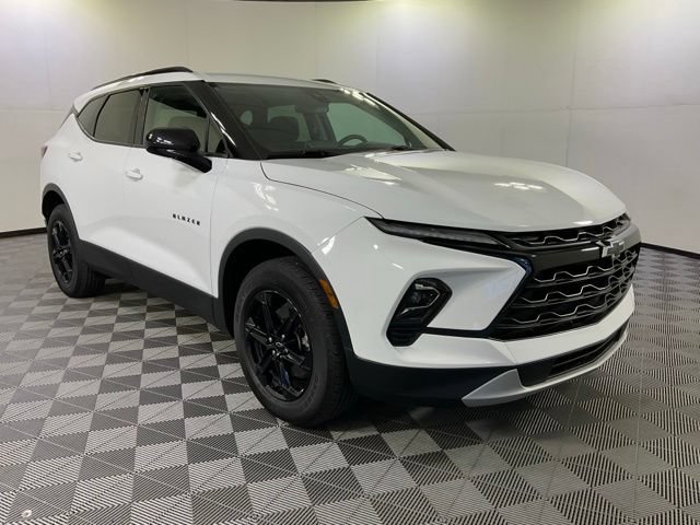 Used 2025 Chevrolet Blazer LT w/ Convenience Package FWD image 3