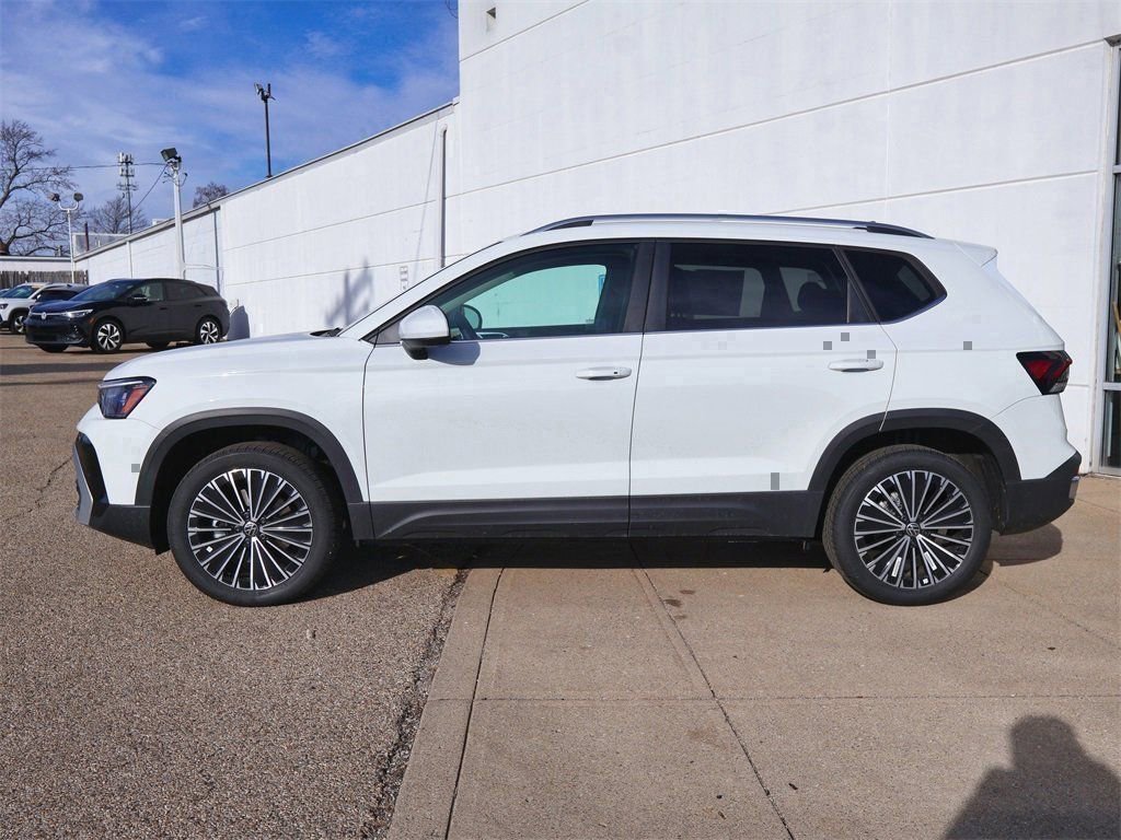 New 2026 Volkswagen Taos SE image 2