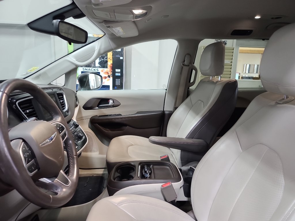Used 2018 Chrysler Pacifica Touring-L image 9