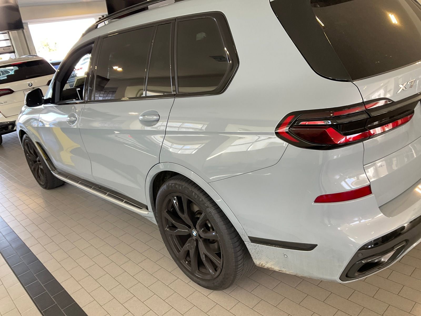 Certified 2025 BMW X7 xDrive40i w/ M Sport Package AWD/4WD image 2