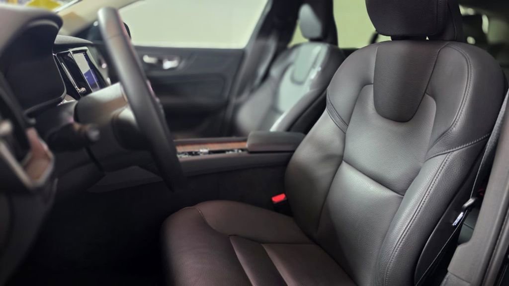 Used 2025 Volvo V60 B5 Cross Country Plus image 18