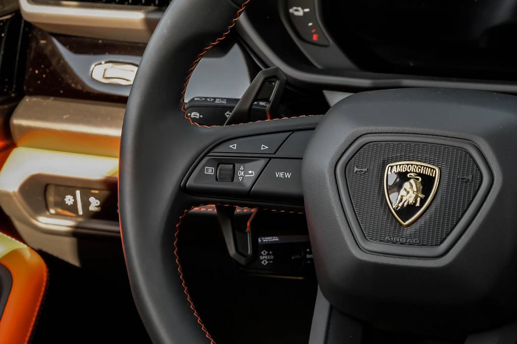 Used 2025 Lamborghini Urus SE AWD/4WD image 14