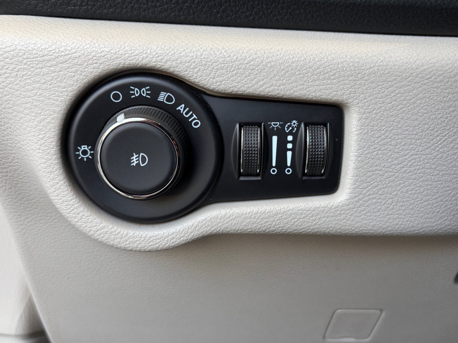 Used 2024 Chrysler Pacifica Limited FWD image 28