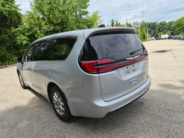 Used 2023 Chrysler Pacifica Touring-L FWD image 7
