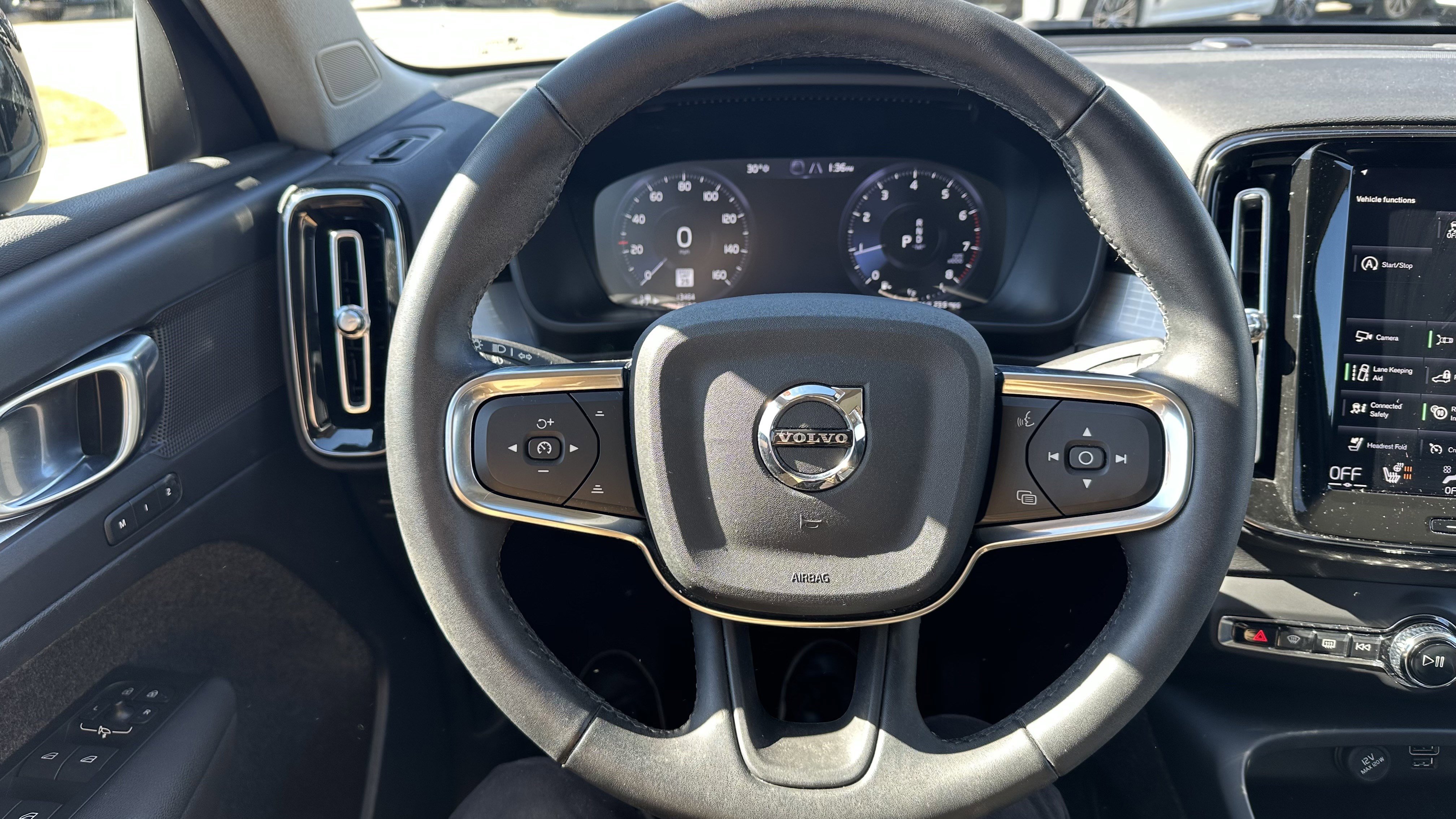 Used 2022 Volvo XC40 T5 Momentum w/ Premium Package image 19