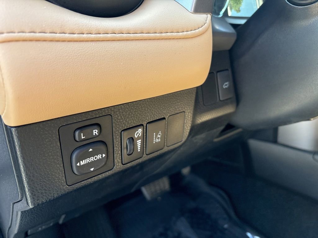 Used 2018 Toyota RAV4 XLE AWD/4WD image 15