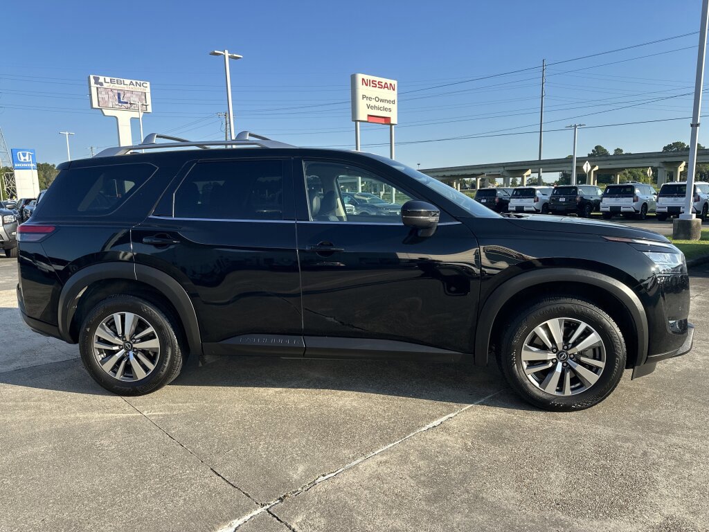 Used 2023 Nissan Pathfinder SL w/ Lighting Package (N92) image 5