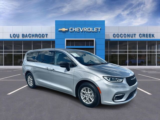 Used 2024 Chrysler Pacifica Touring-L image 2