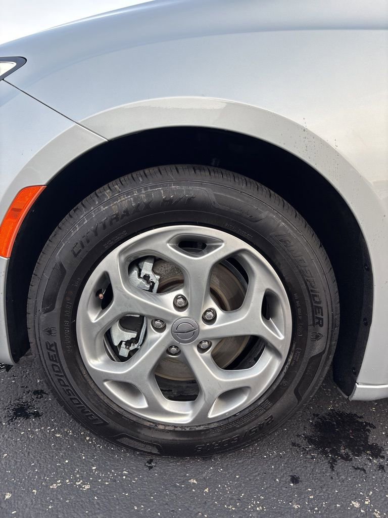 Used 2024 Chrysler Pacifica Limited FWD image 12