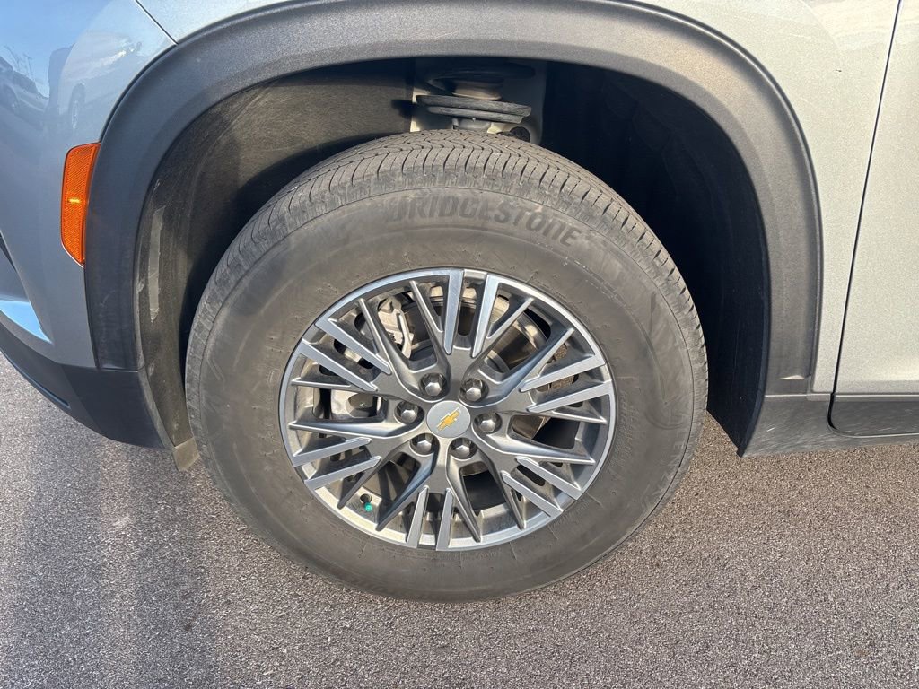 Used 2025 Chevrolet Traverse LT image 11
