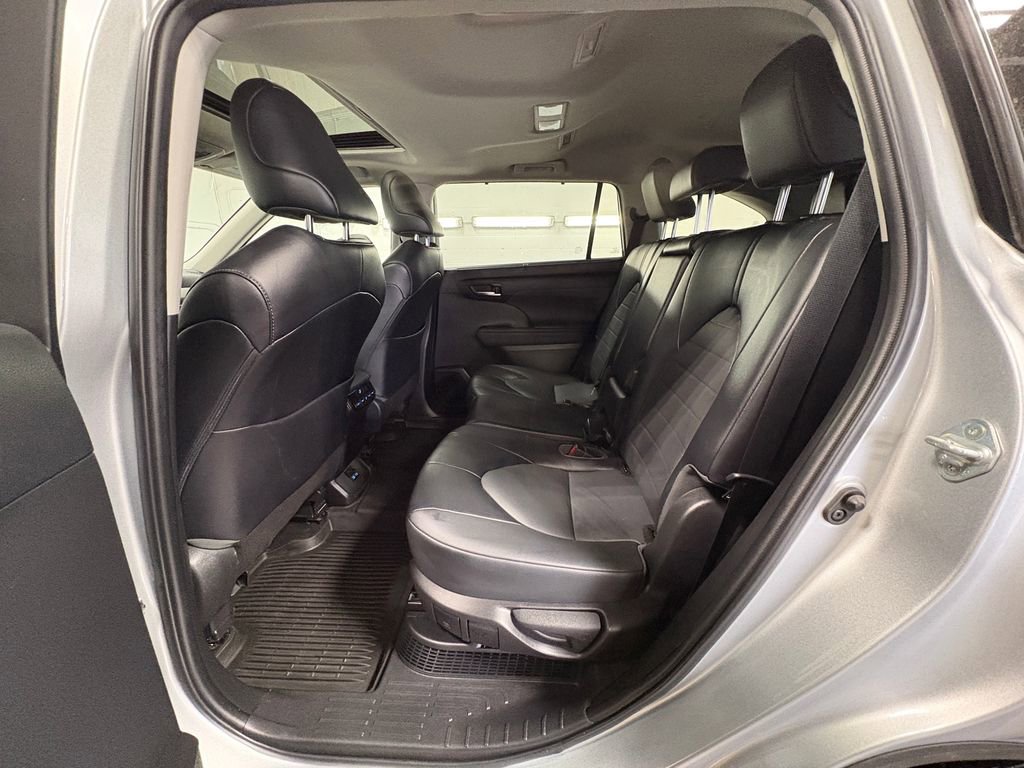 Used 2022 Toyota Highlander XLE image 24