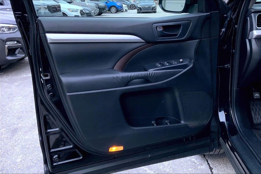 Used 2015 Toyota Highlander LE image 21