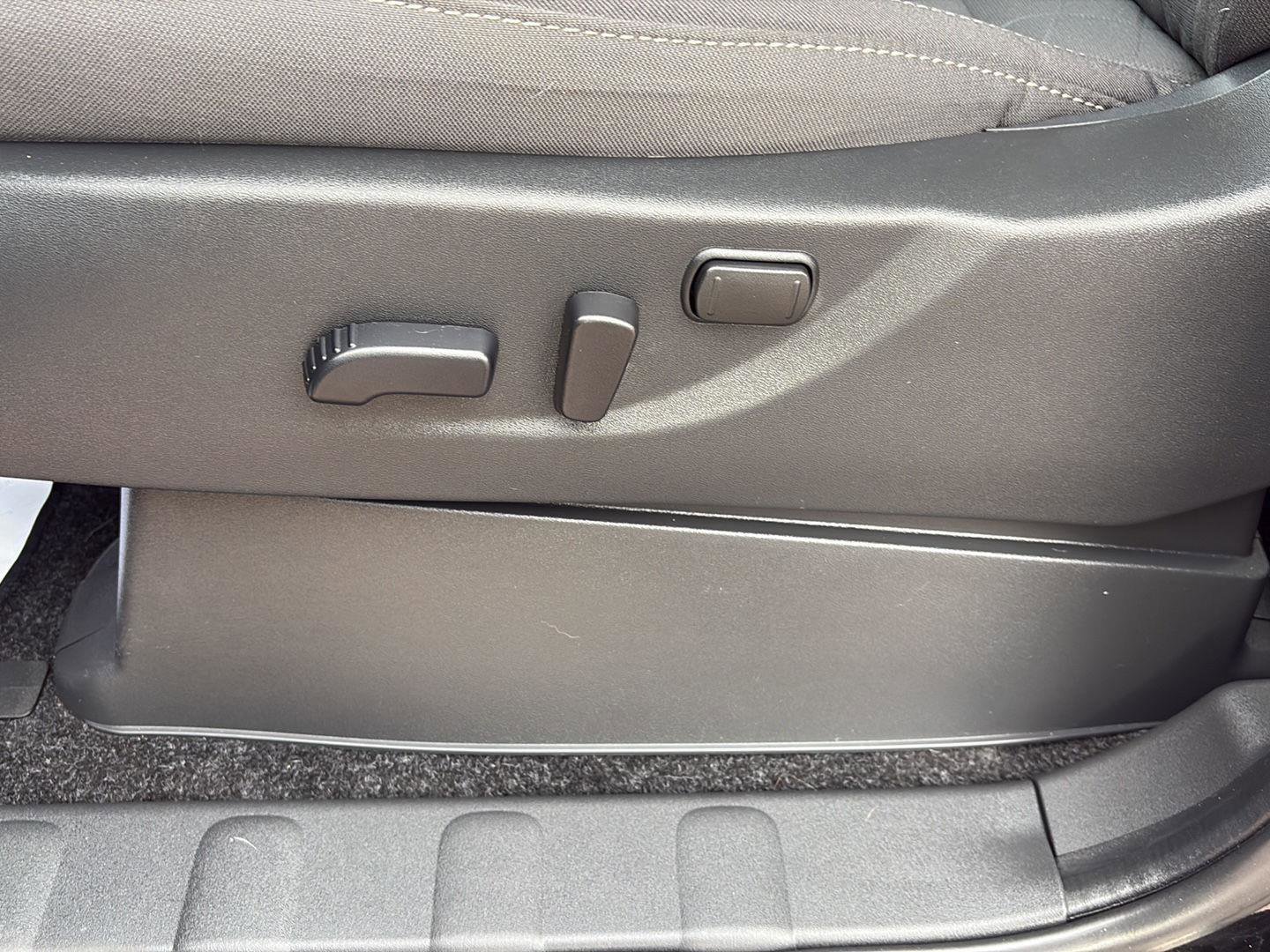 Used 2025 Nissan Frontier SV image 11