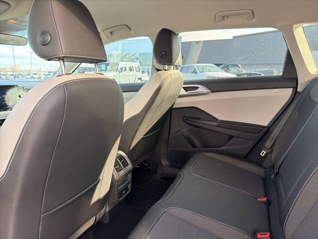 Used 2025 Volkswagen Taos SE FWD image 29