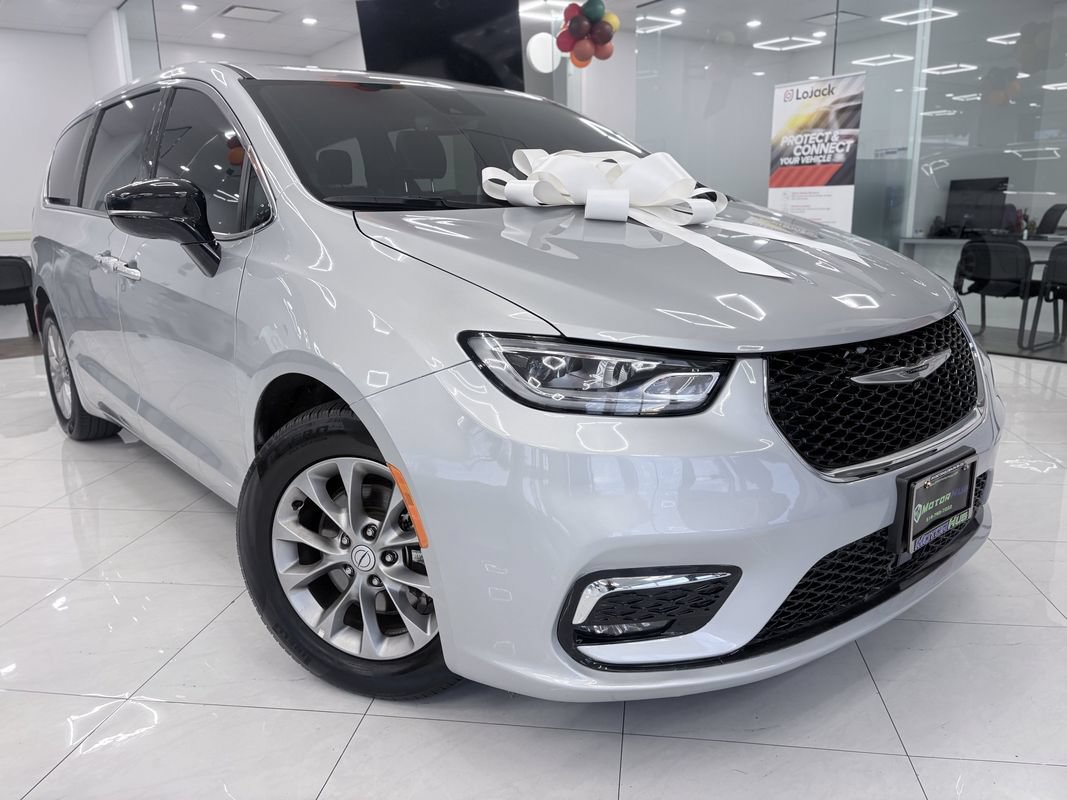 Used 2026 Chrysler Pacifica Limited FWD image 3
