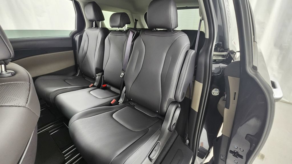 New 2026 Kia Carnival FWD image 12