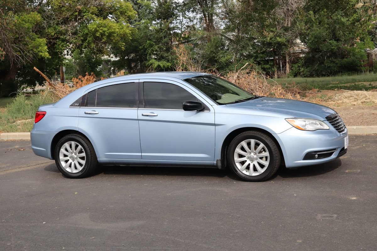 Used 2014 Chrysler 200 Limited FWD image 2