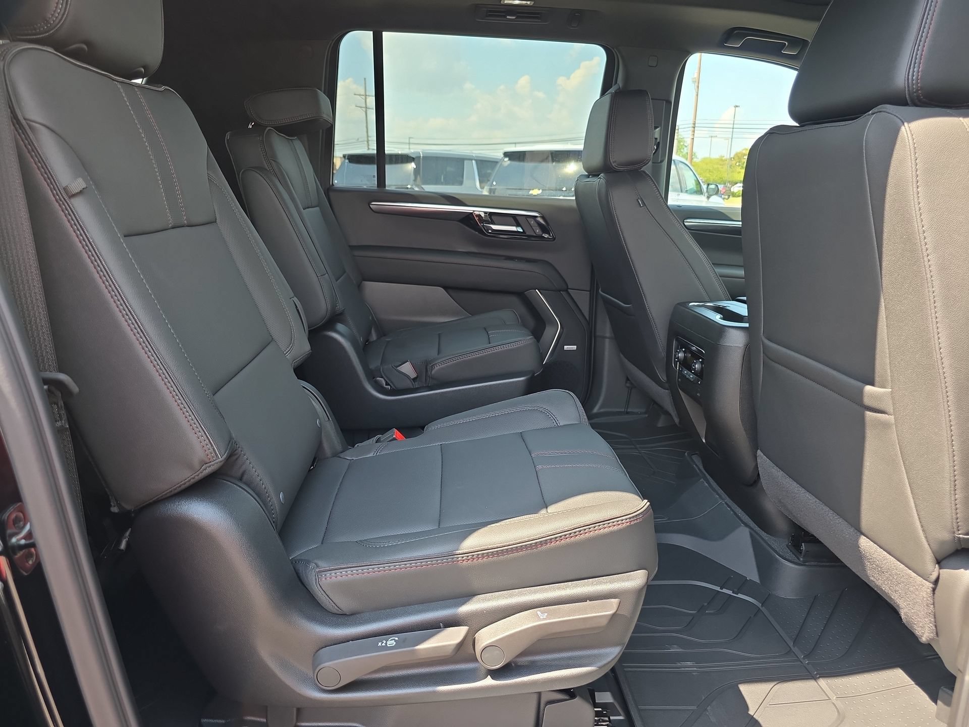 New 2026 Chevrolet Suburban RST w/ RST Capability Package AWD/4WD image 15