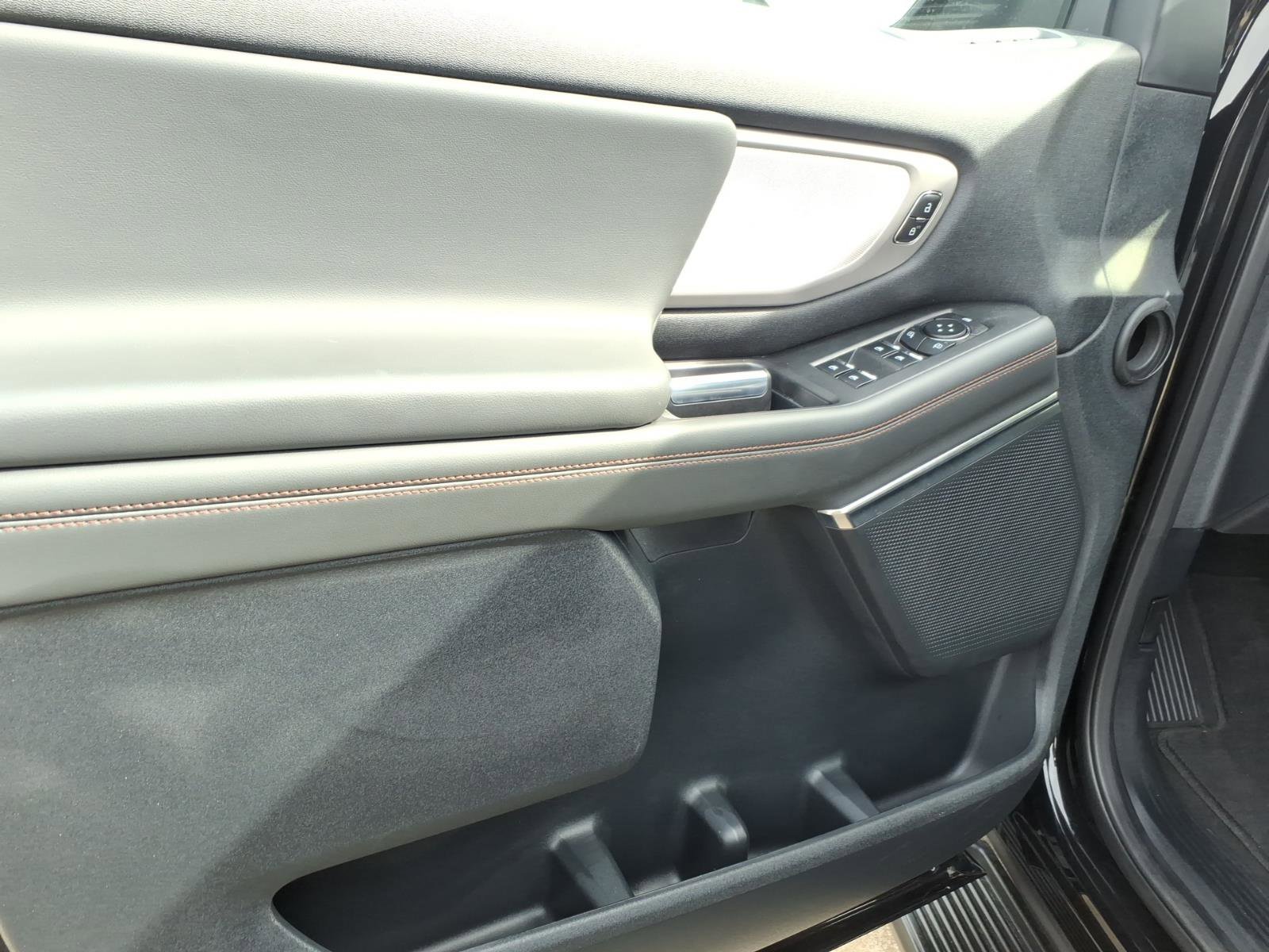 Used 2025 Ford Expedition Active image 10