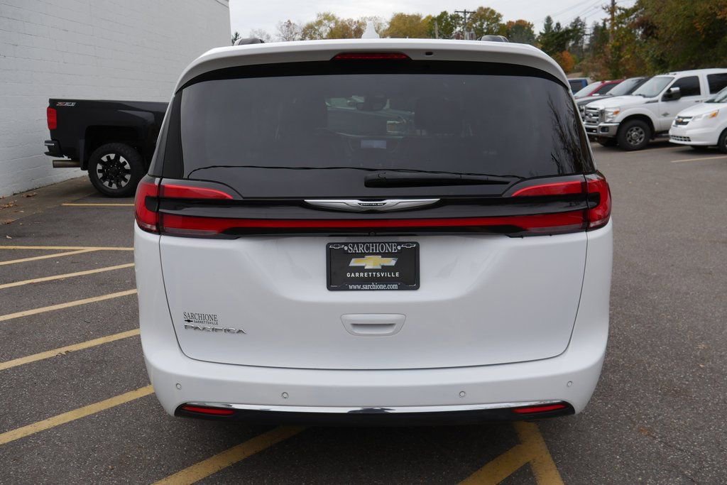 Used 2022 Chrysler Pacifica Touring-L image 6