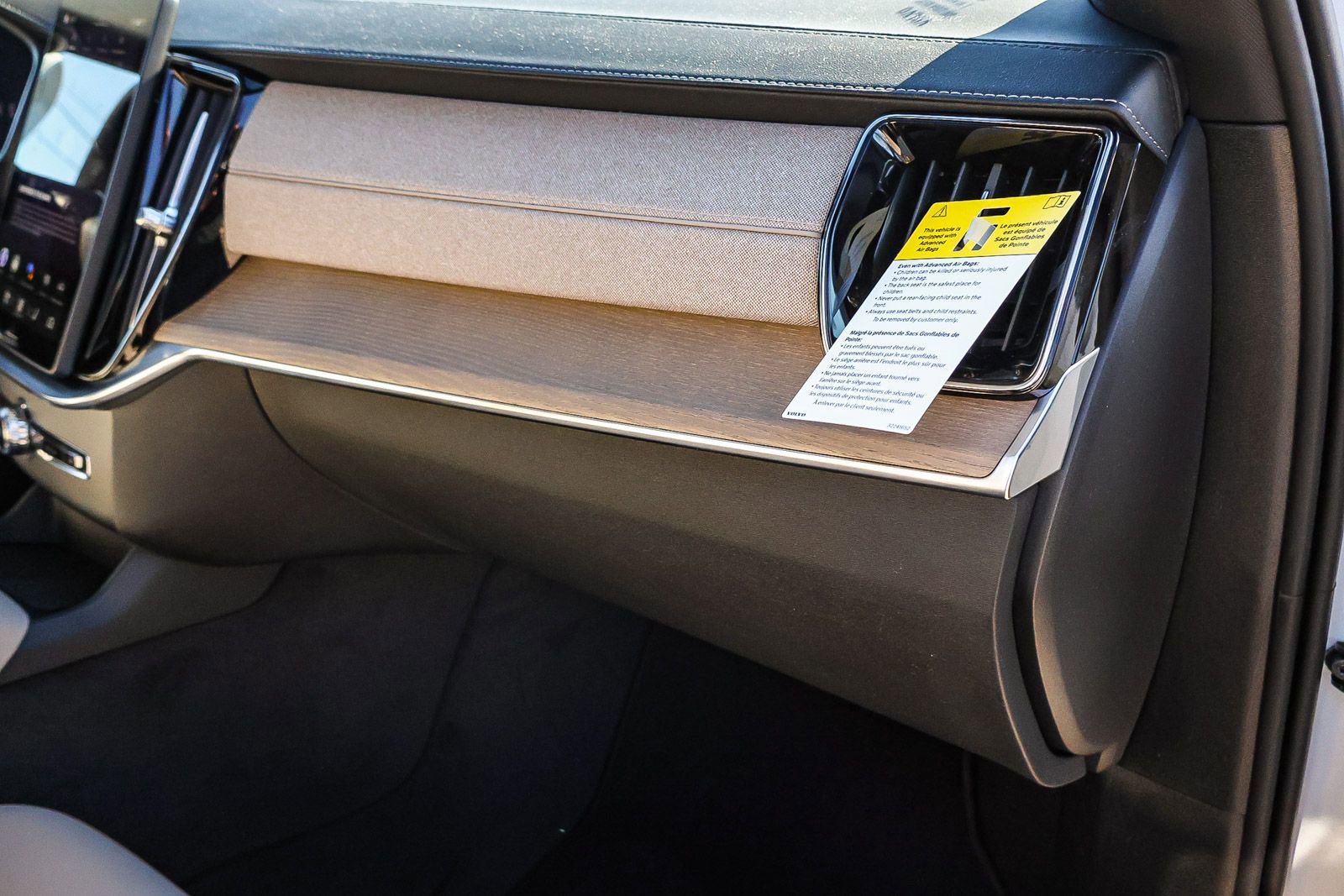 New 2026 Volvo XC90 T8 Plus w/ Protection Package Premier image 17