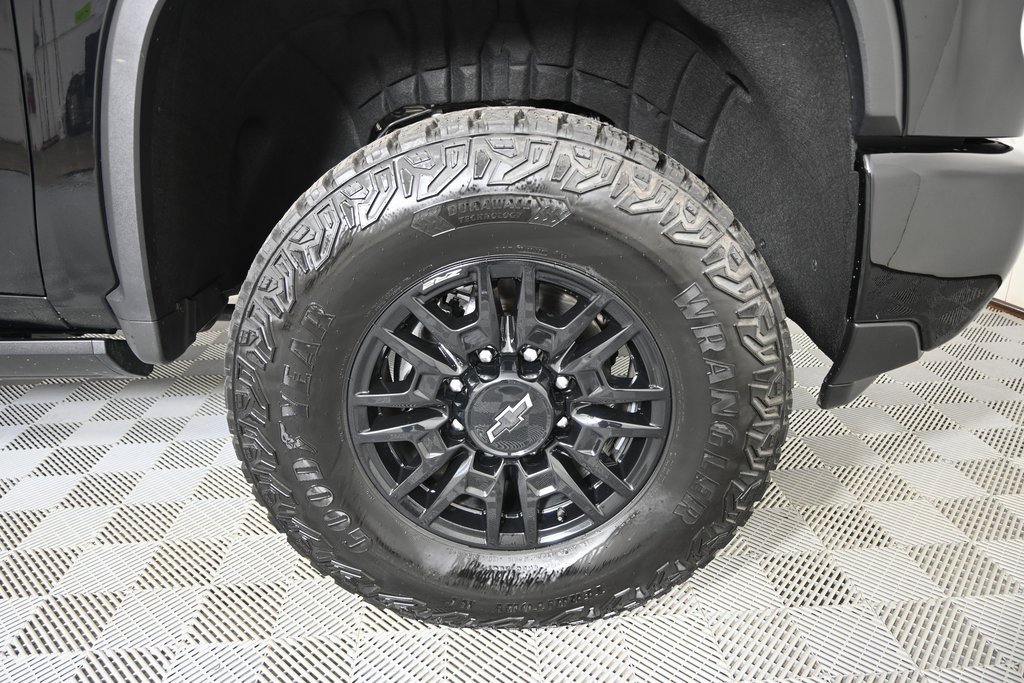 Used 2025 Chevrolet Silverado 2500 ZR2 w/ Technology Package image 12