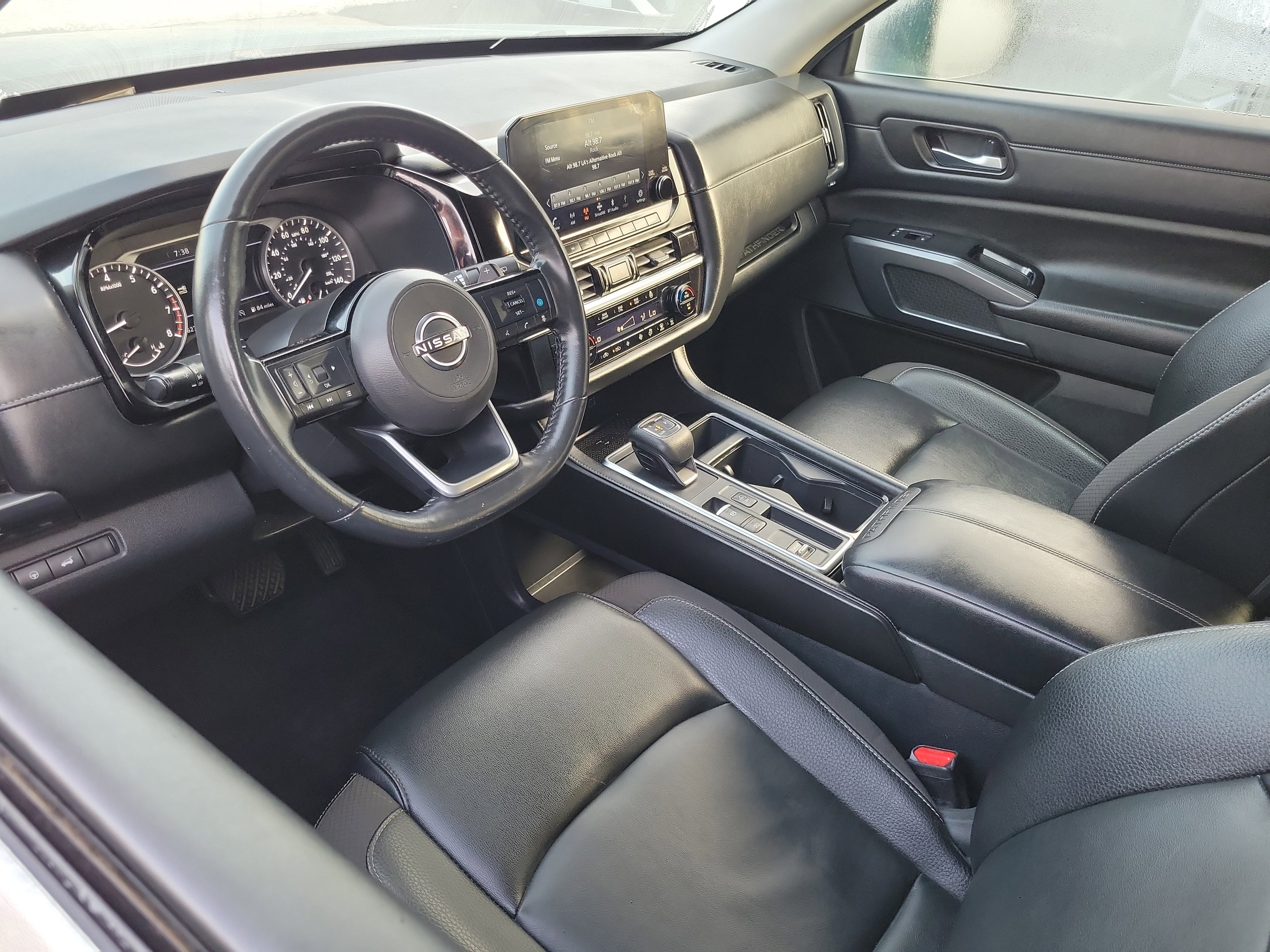 Used 2023 Nissan Pathfinder SL FWD image 5