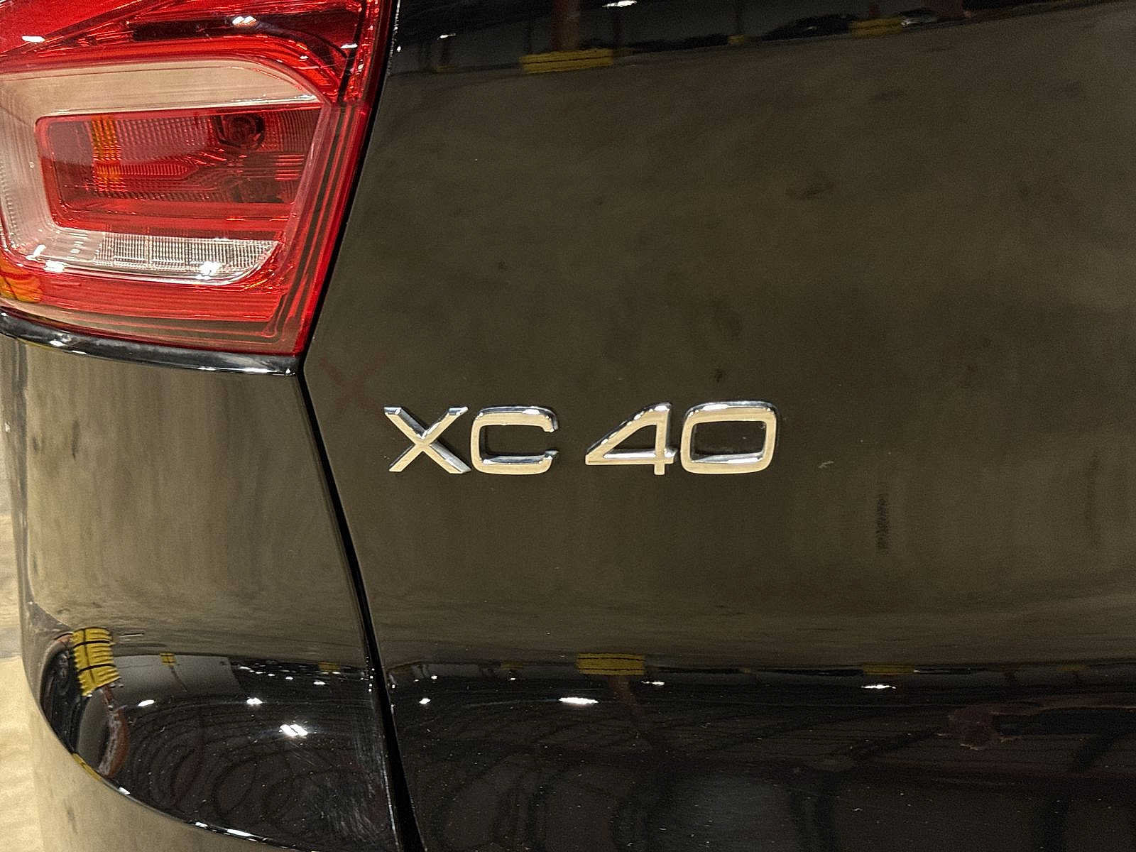 Used 2019 Volvo XC40 T4 Momentum FWD image 26