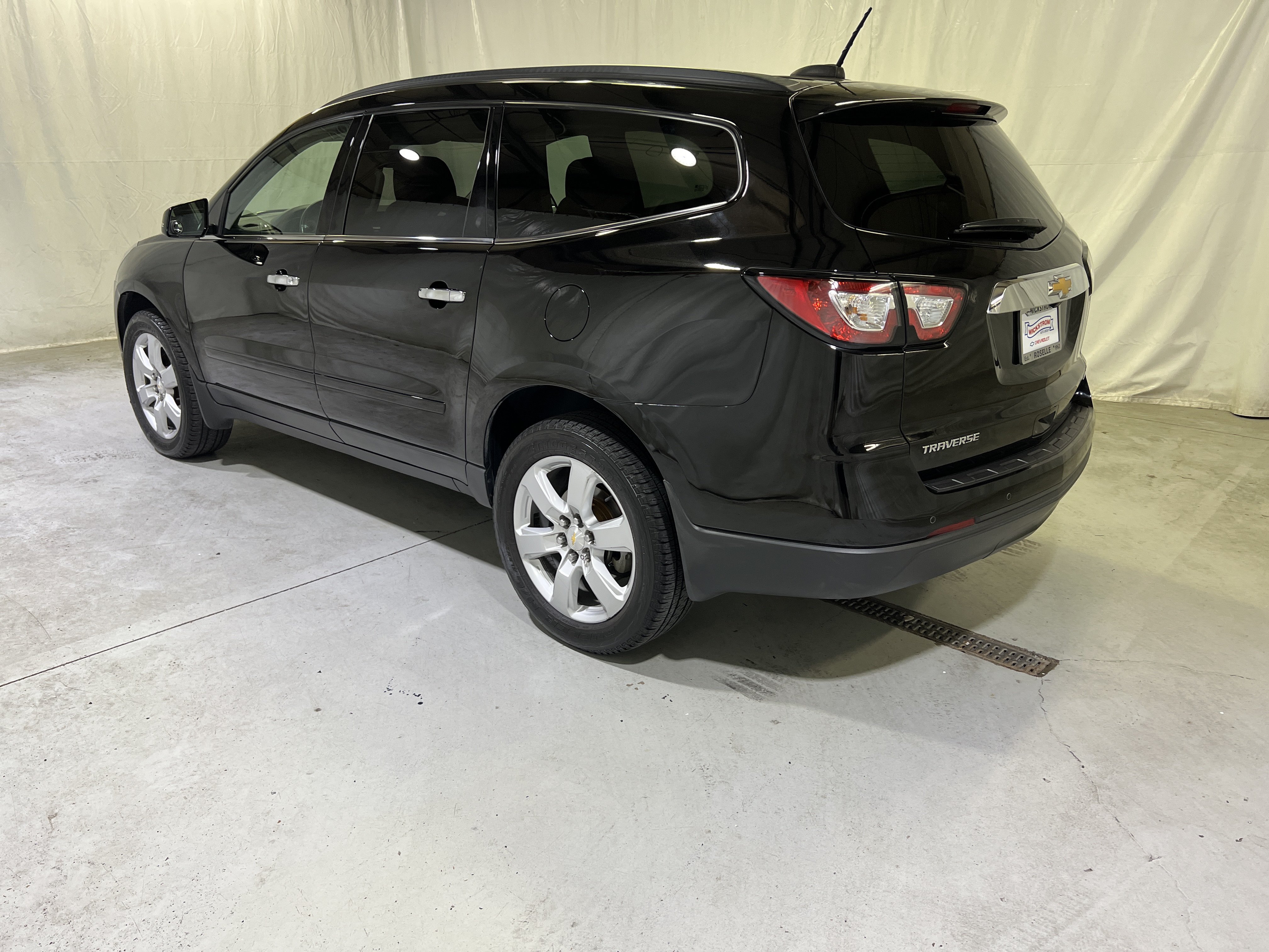 Used 2017 Chevrolet Traverse LT w/ Style and Technology Package FWD image 8