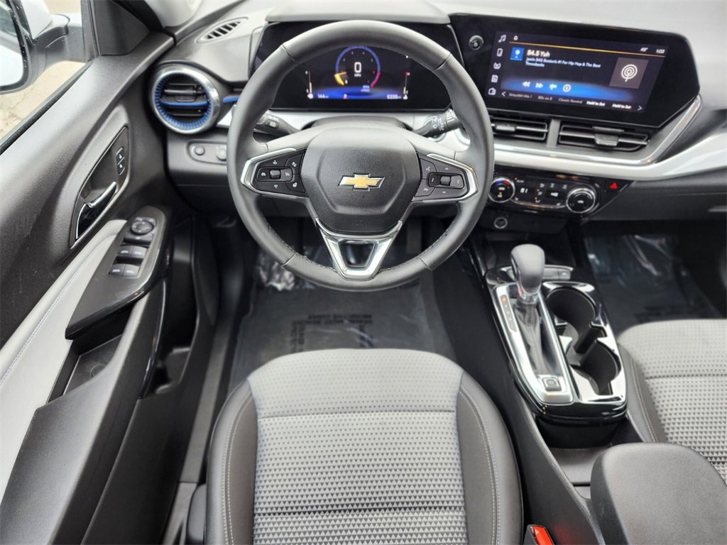 Used 2025 Chevrolet Trax LT w/ Sunroof Package image 11