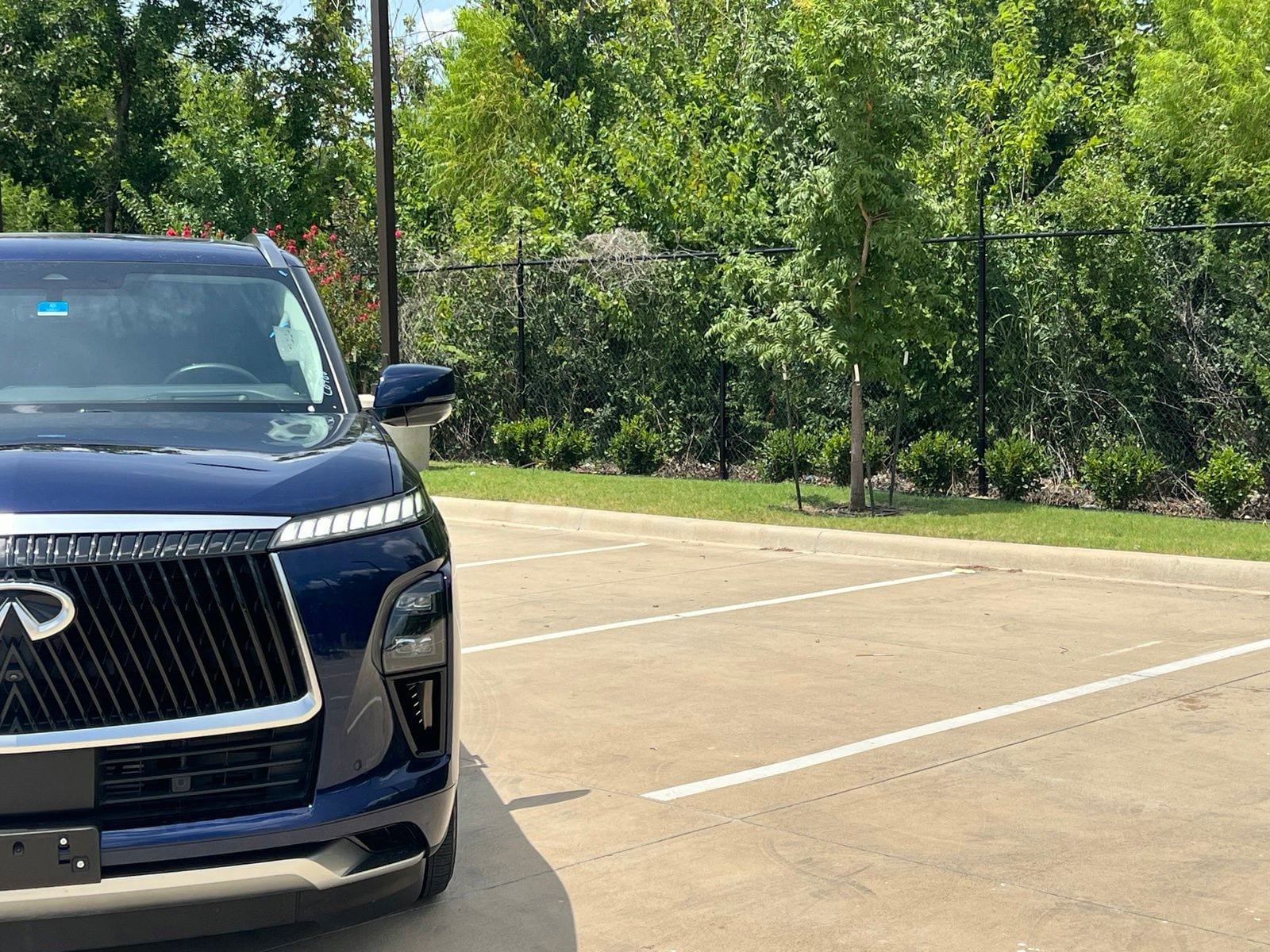 Used 2025 INFINITI QX80 Luxe RWD image 3