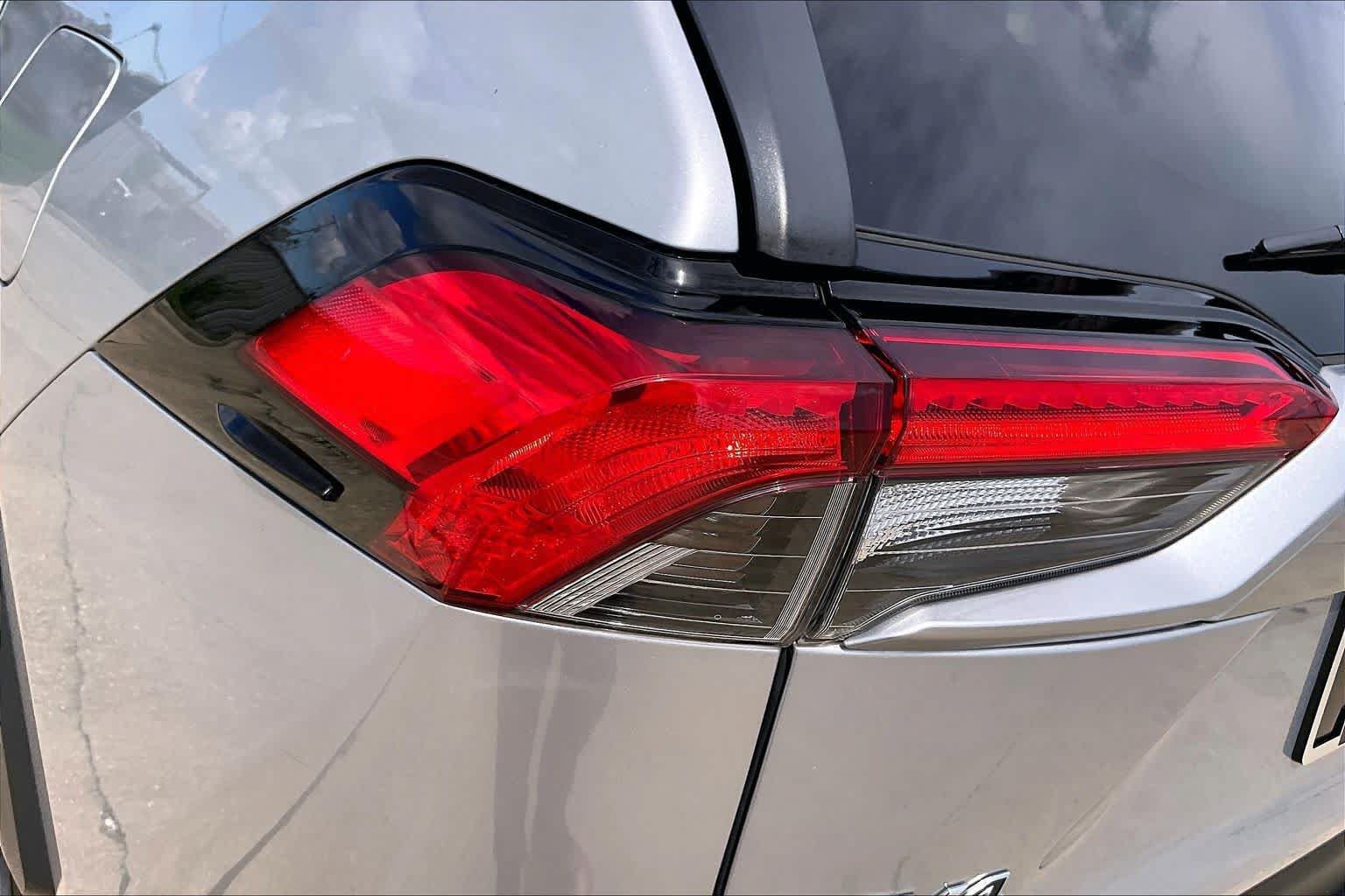 Used 2021 Toyota RAV4 XLE w/ Convenience Package FWD image 25