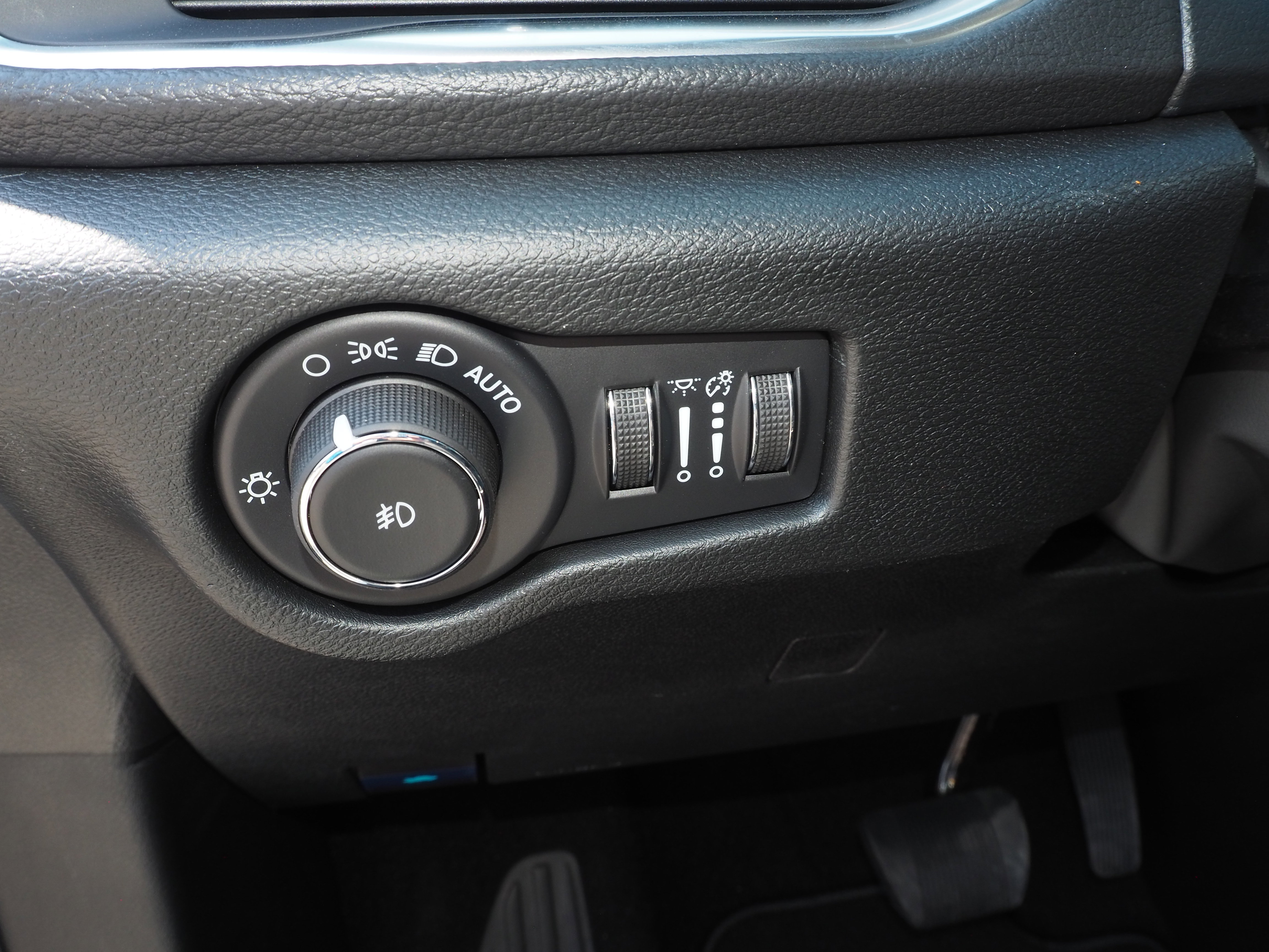 New 2026 Chrysler Pacifica Limited w/ Uconnect Theater Family Group FWD image 28