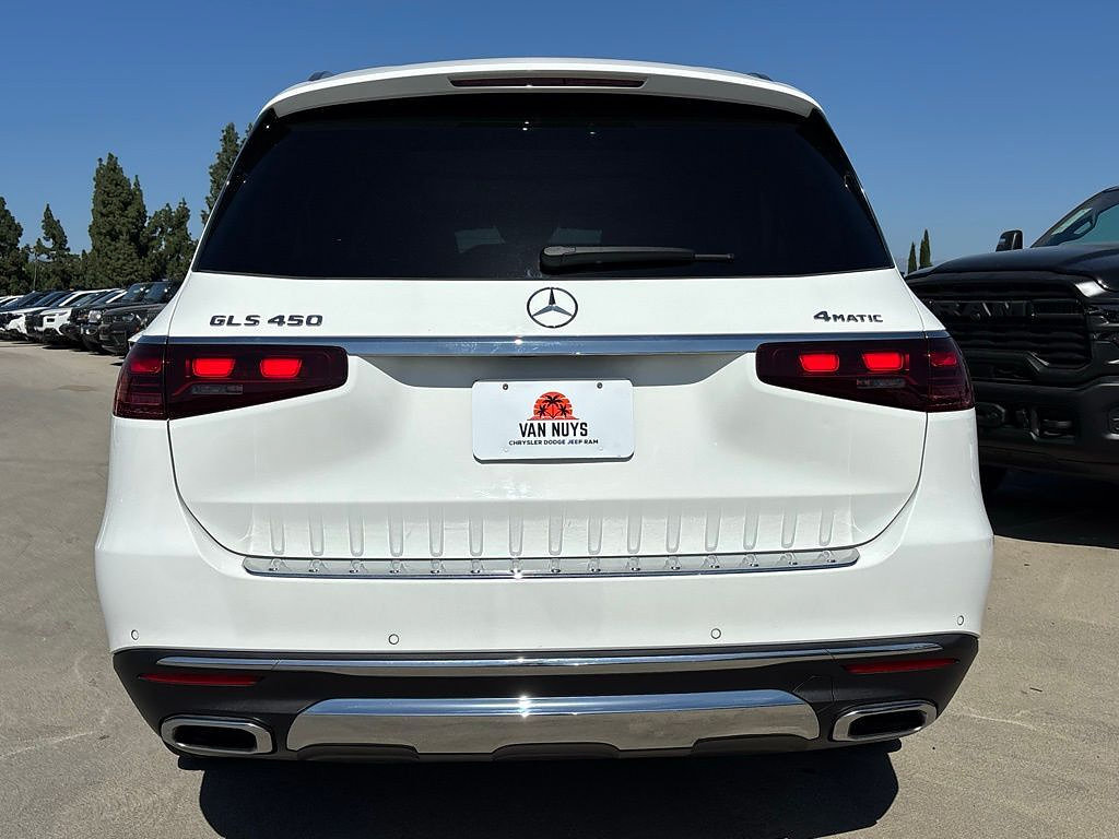 Used 2025 Mercedes-Benz GLS 450 4MATIC image 4