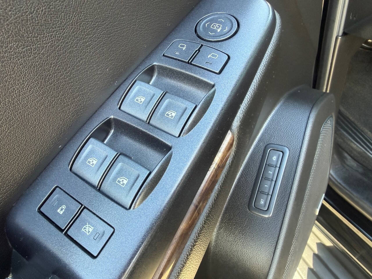 Used 2018 Chevrolet Suburban LT AWD/4WD image 29