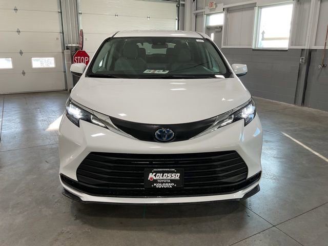 Used 2024 Toyota Sienna LE image 2