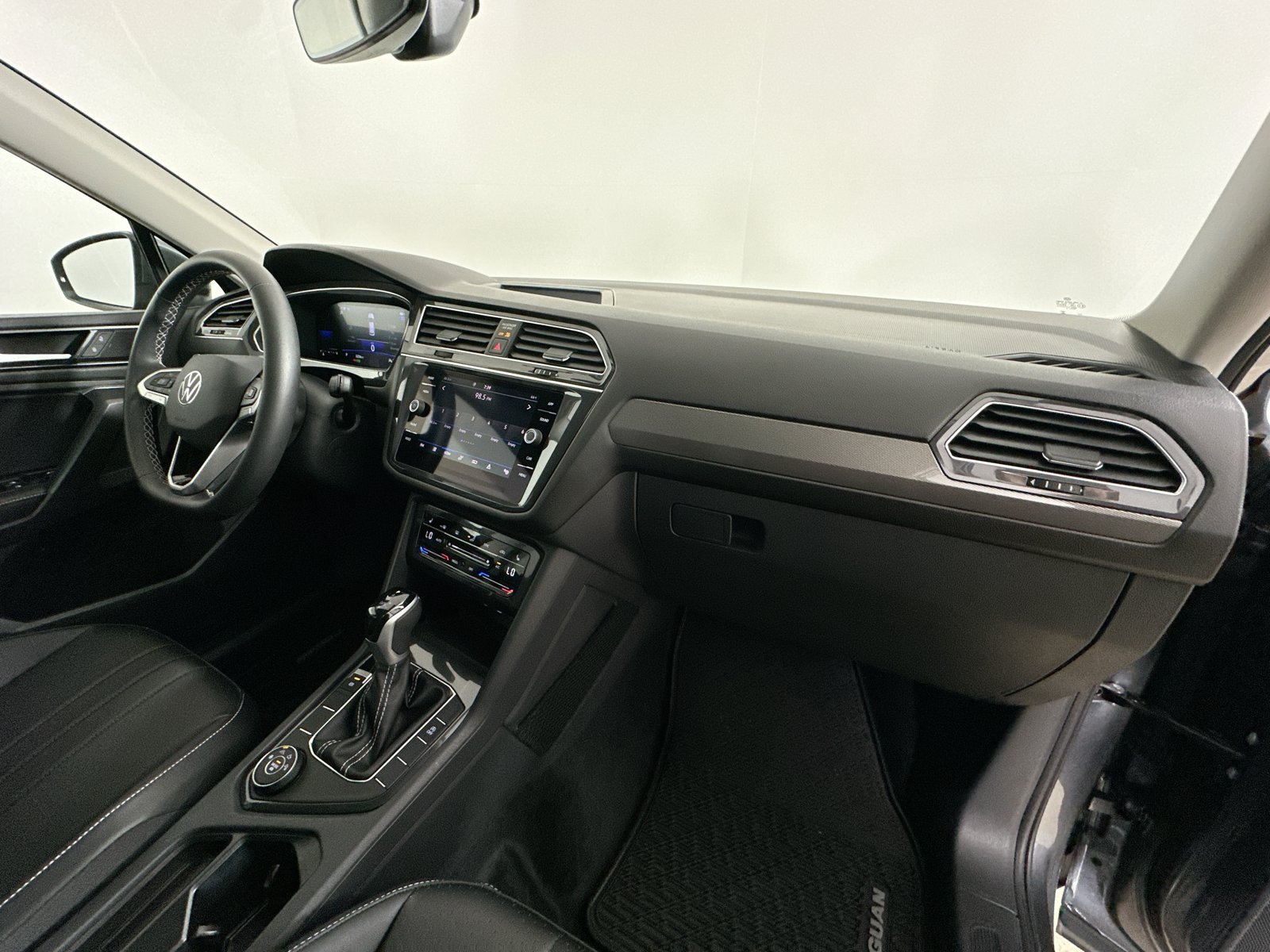 Certified 2024 Volkswagen Tiguan SE w/ Panoramic Sunroof Package AWD/4WD image 44