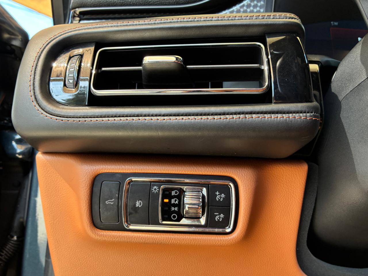 Used 2020 Lincoln Aviator Black Label w/ Dynamic Handling Package AWD/4WD image 28