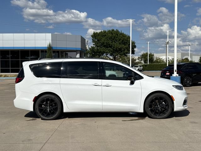 Used 2025 Chrysler Pacifica Limited FWD image 4