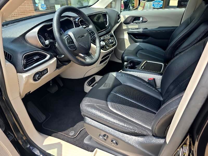 Used 2024 Chrysler Pacifica Touring-L image 7