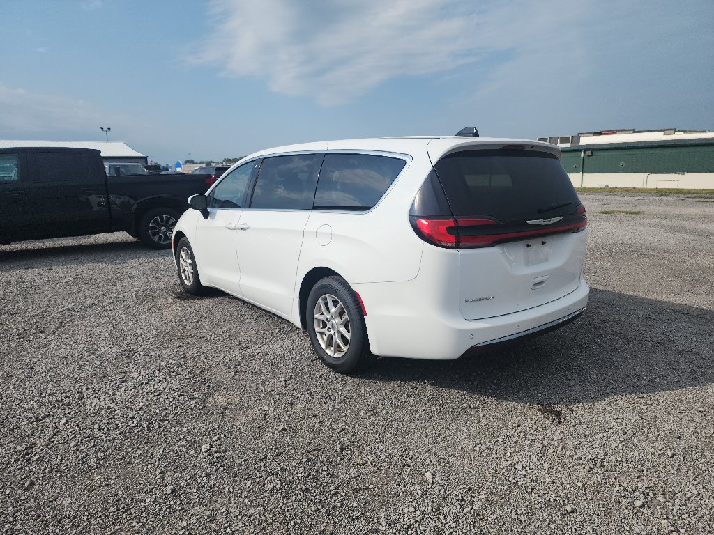 Used 2023 Chrysler Pacifica Touring-L FWD image 7
